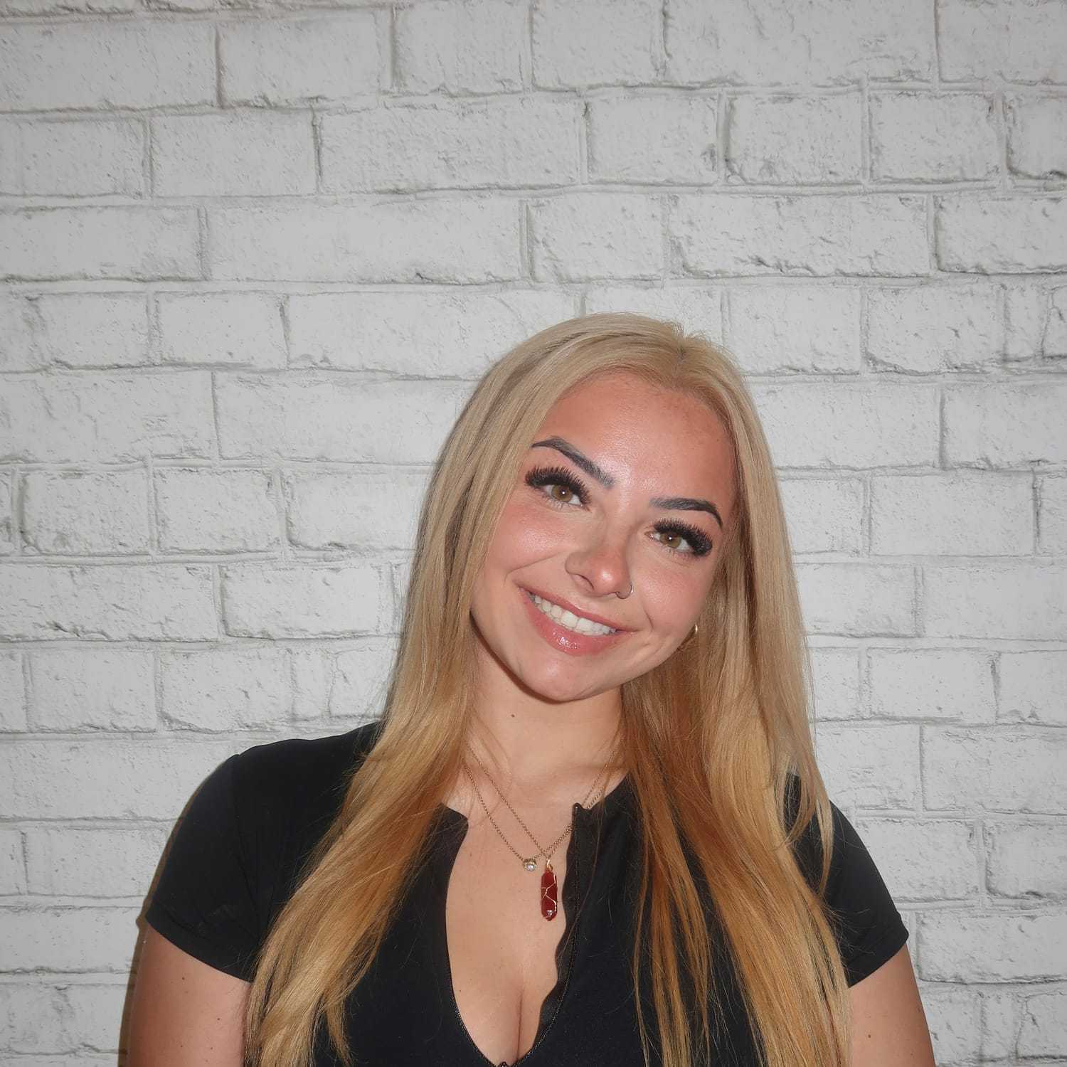 Portrait of Gianna Geroldi, a professional stylist at Avalon Salon for Hair and Nails, showcasing their expertise and style.